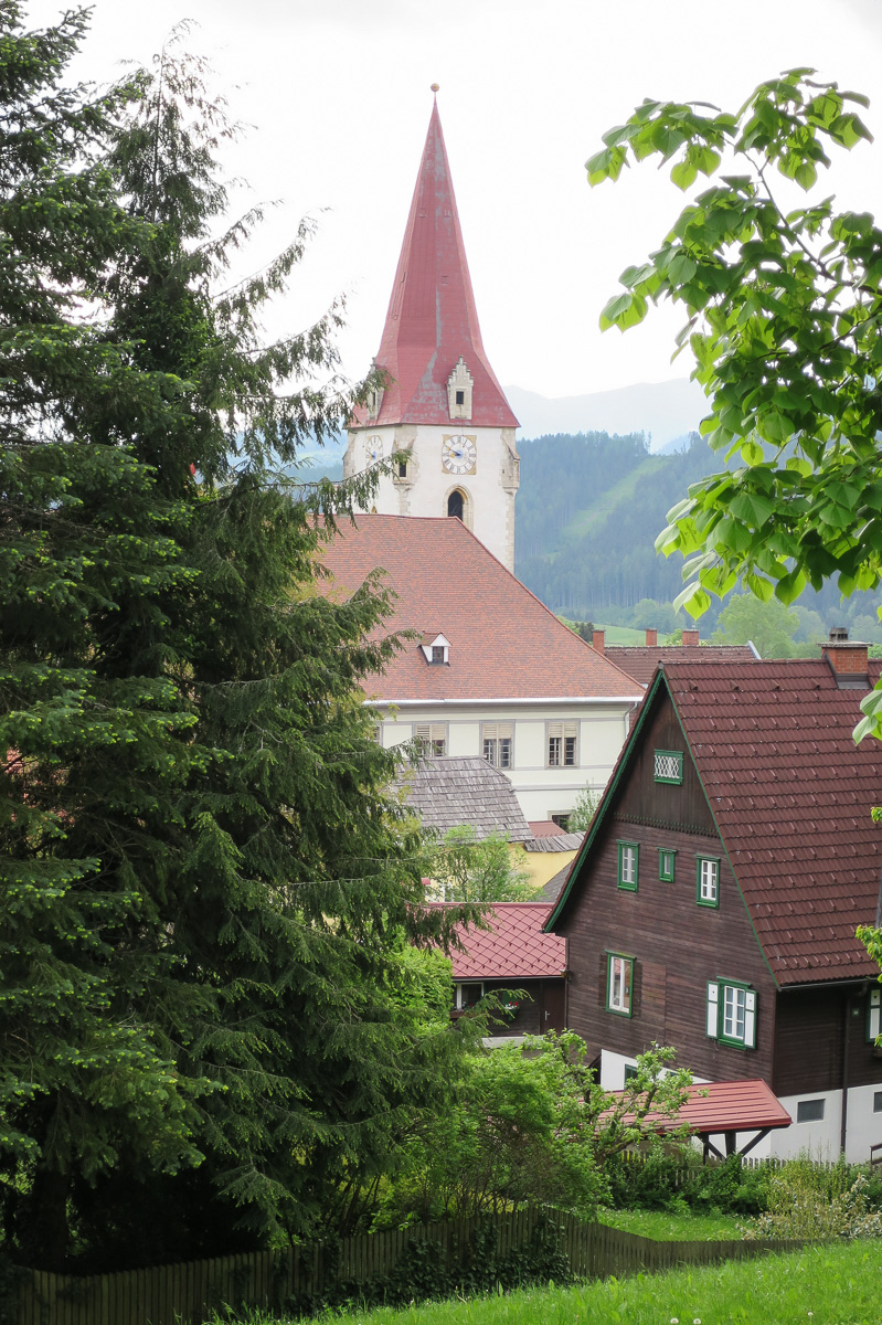 Das Sakralgebäude wurde im Stil einer gotischen Saalkirche erbaut (pfeilerloser Innenraum). Die Innenausstattung stammt aus der Zeit des Spätbarock und des Rokoko.