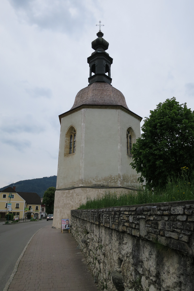 Der spätgotische Karner (1517 geweiht) ist ein achteckiger Bau auf romanischem Fundament und wurde 1963 restauriert.