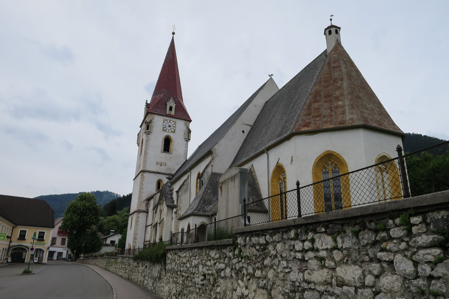 Das Sakralgebäude wurde im Stil einer gotischen Saalkirche erbaut (pfeilerloser Innenraum). Die Innenausstattung stammt aus der Zeit des Spätbarock und des Rokoko.