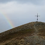 Gipfelkreuz am Feistererhorn mit Regenbogen.