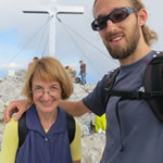 Helga und Max vor dem Gipfelkreuz am Mittagskogel