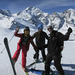 Quyen, Theo und Max am Diavolezza mit dem Piz Bernina im Hintergrund.